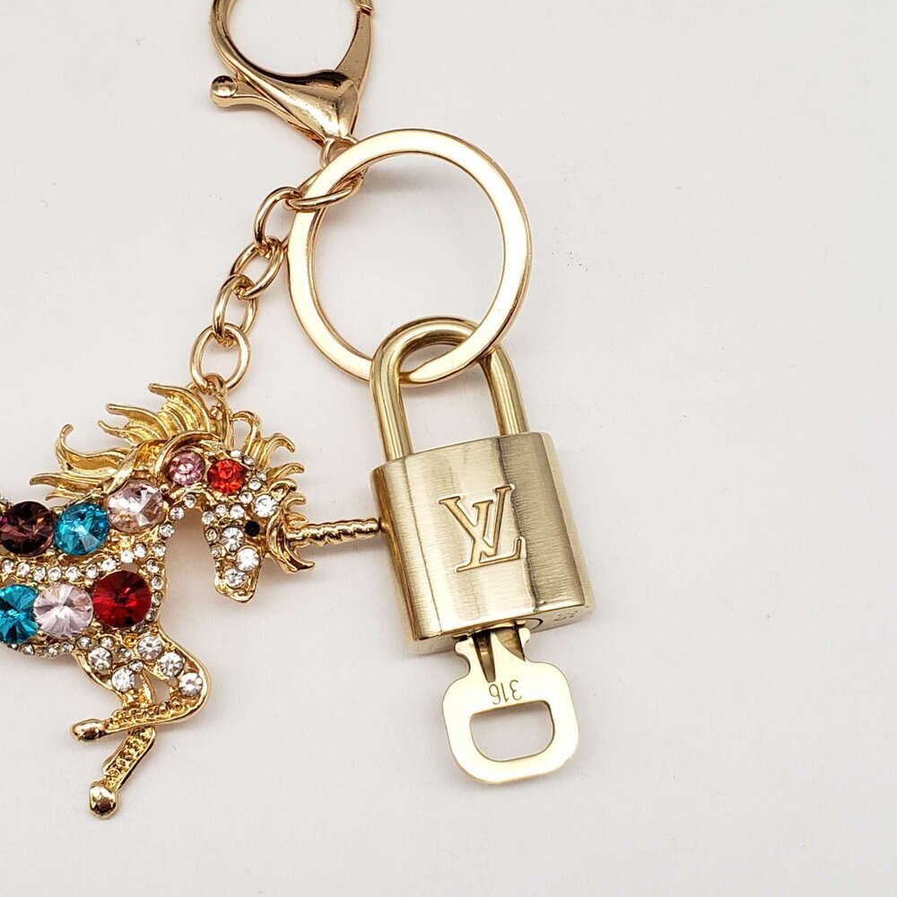 LV Gold Padlock Authentic 🔑 Luxury Bag Charm w/ Unbranded Horse Keychain - Picture 6 of 6